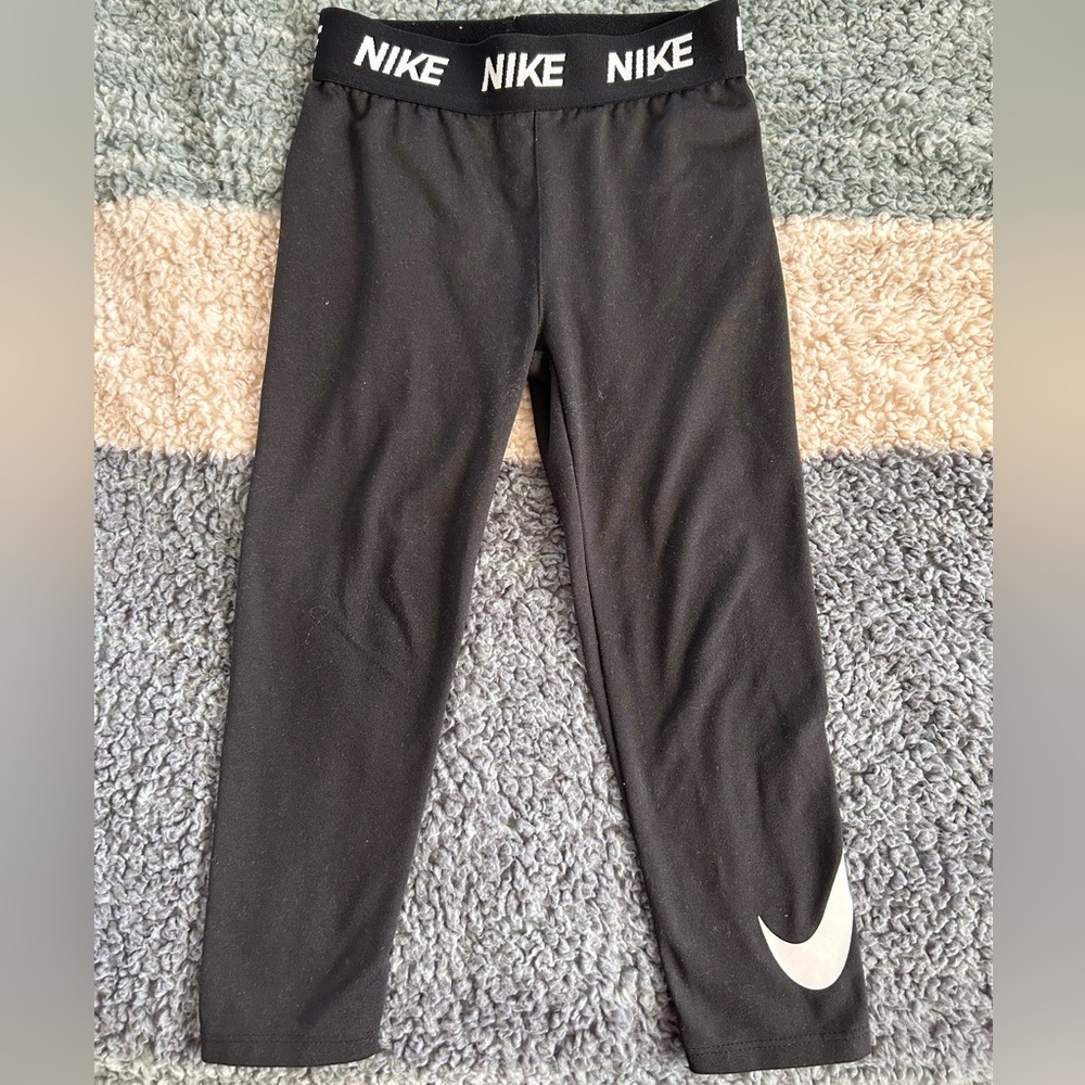 Toddler girls’ black Nike Leggings